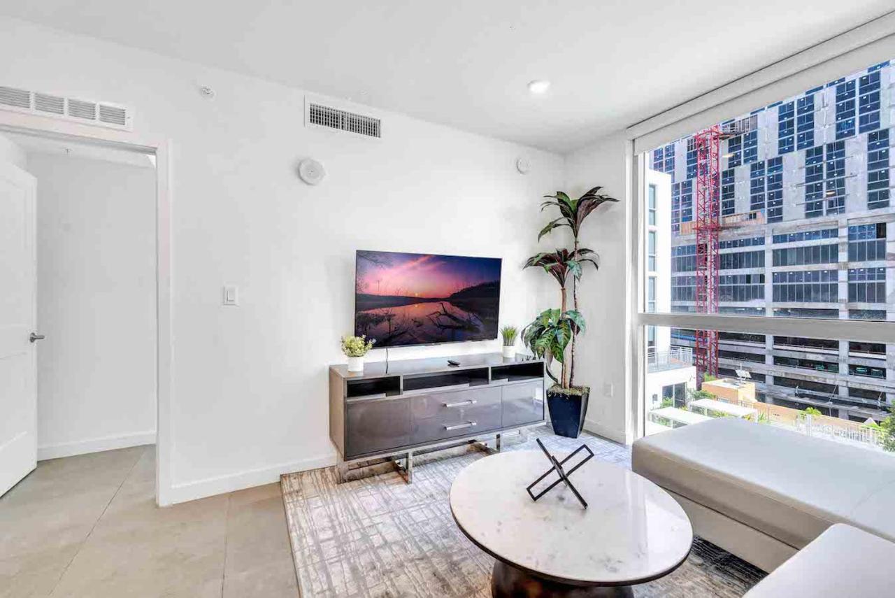 Modern Unit In Downtown With Free Parking Appartamento