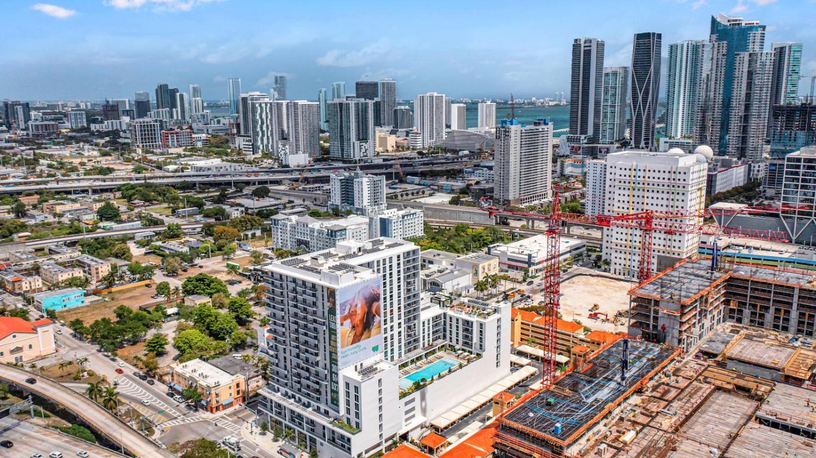 Modern Unit In Downtown With Free Parking Appartamento *